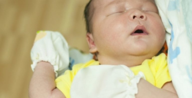 Petua hilangkan demam panas bayi