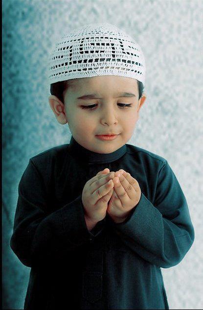 muslim kids praying